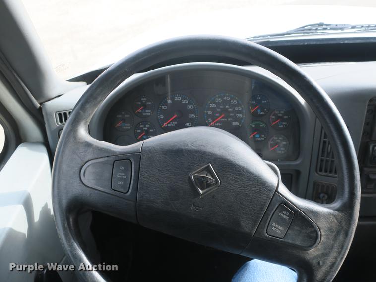 image for item DB8923 2005 International 4300 recycling truck