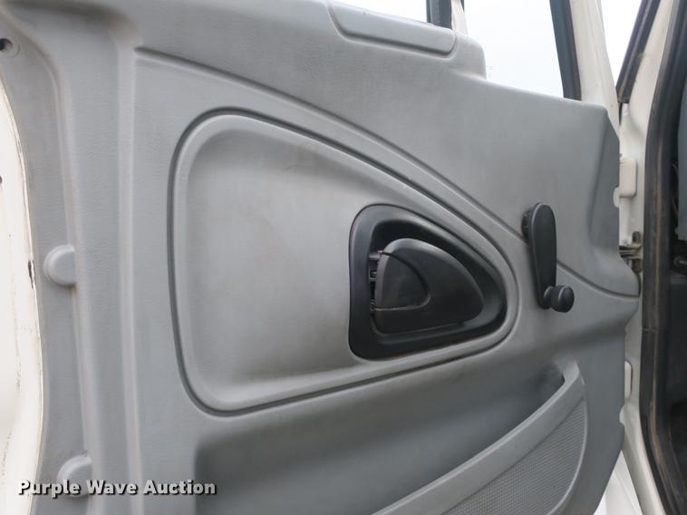 image for item DB8923 2005 International 4300 recycling truck