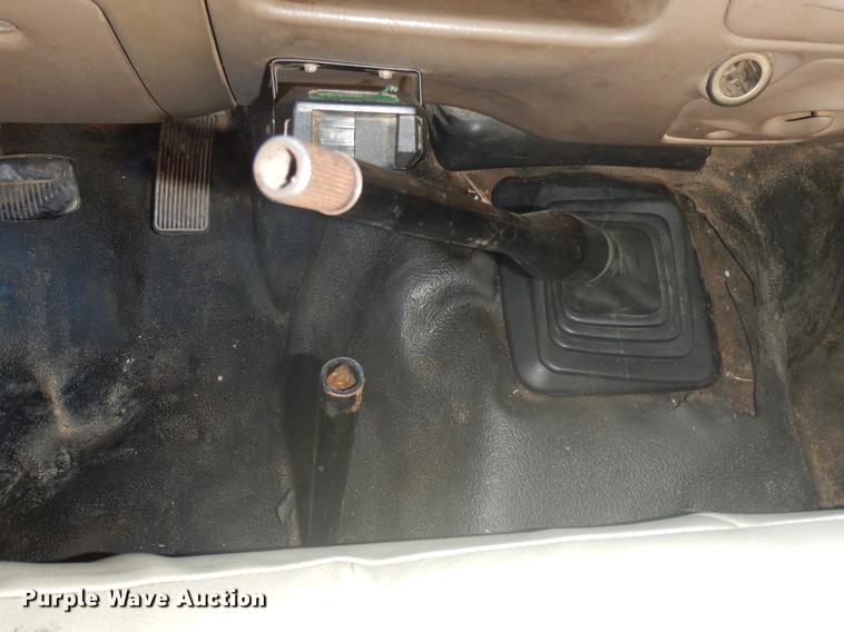 image for item DD3563 2001 Ford F350 Super Duty flatbed pickup truck