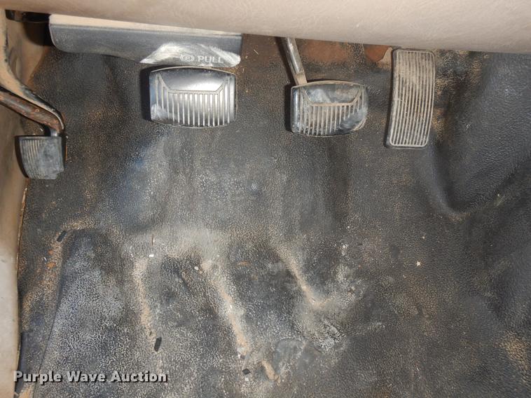 image for item DD3563 2001 Ford F350 Super Duty flatbed pickup truck