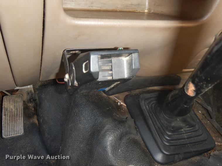 image for item DD3563 2001 Ford F350 Super Duty flatbed pickup truck