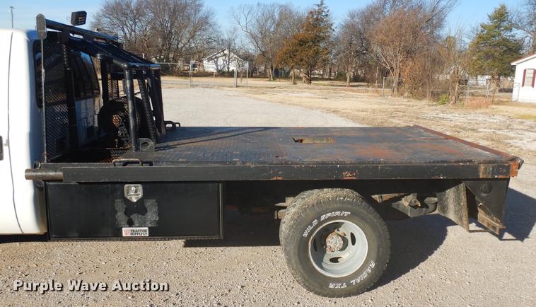 image for item DD3563 2001 Ford F350 Super Duty flatbed pickup truck