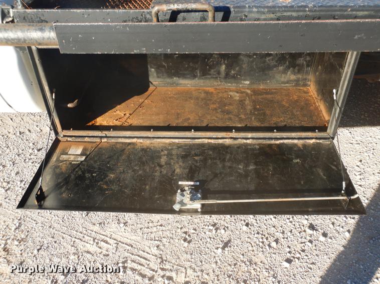 image for item DD3563 2001 Ford F350 Super Duty flatbed pickup truck