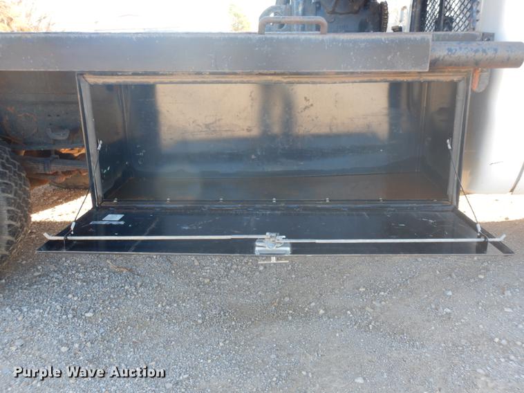 image for item DD3563 2001 Ford F350 Super Duty flatbed pickup truck