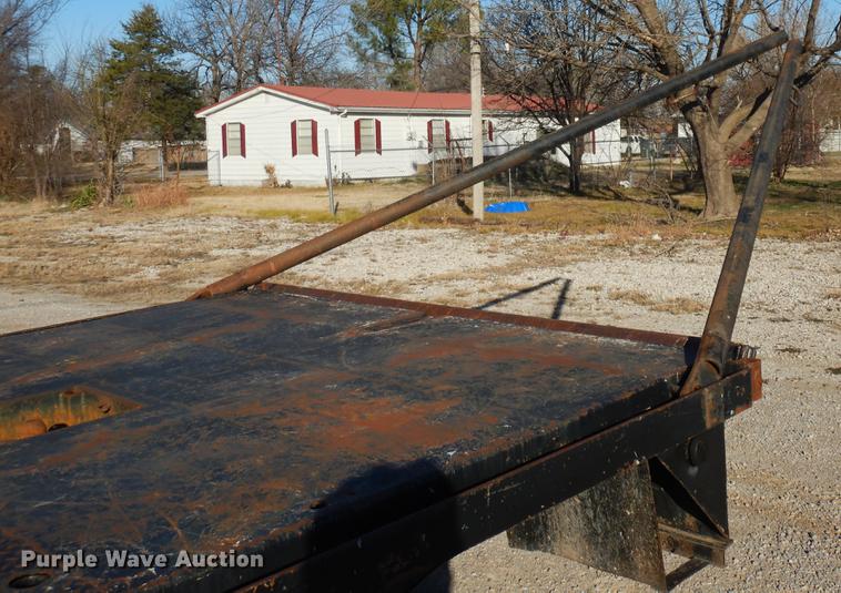 image for item DD3563 2001 Ford F350 Super Duty flatbed pickup truck