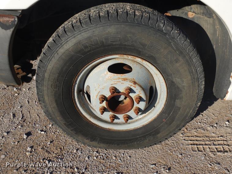 image for item DD3563 2001 Ford F350 Super Duty flatbed pickup truck