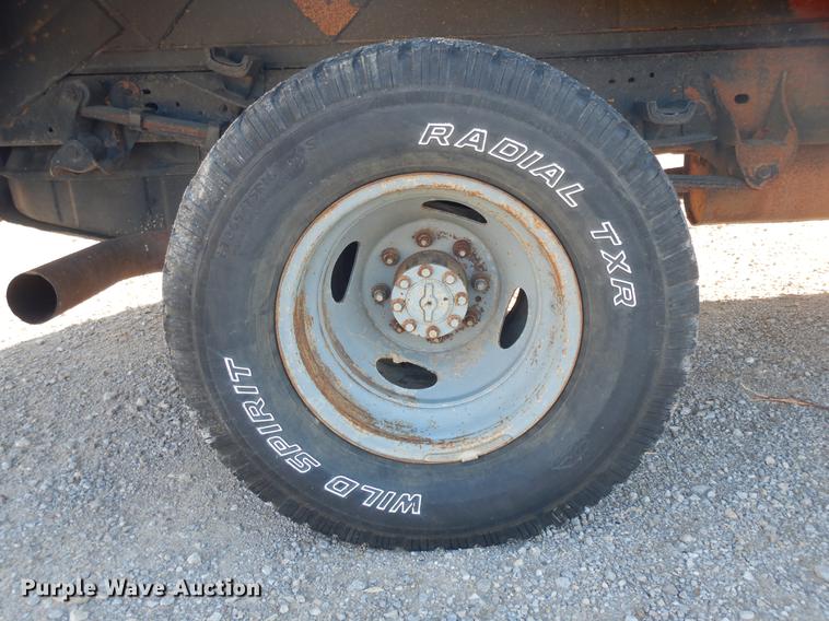 image for item DD3563 2001 Ford F350 Super Duty flatbed pickup truck