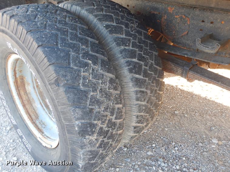 image for item DD3563 2001 Ford F350 Super Duty flatbed pickup truck