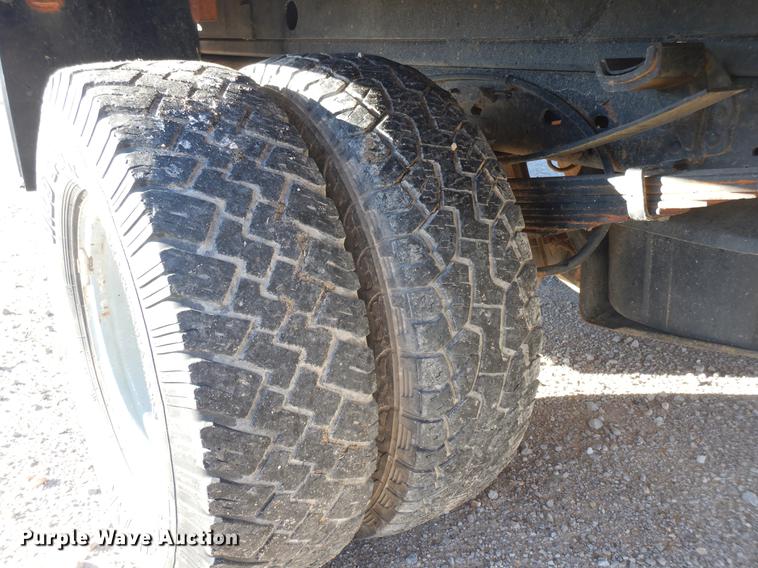 image for item DD3563 2001 Ford F350 Super Duty flatbed pickup truck