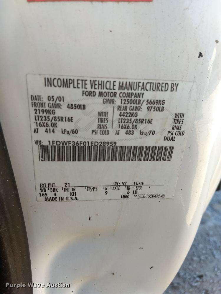 image for item DD3563 2001 Ford F350 Super Duty flatbed pickup truck