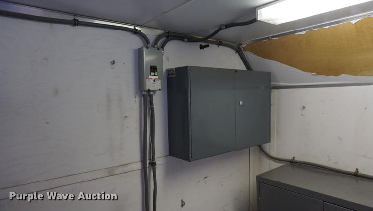 image for item DE3347 1998 Avenger VW824TAE5200 enclosed cargo trailer