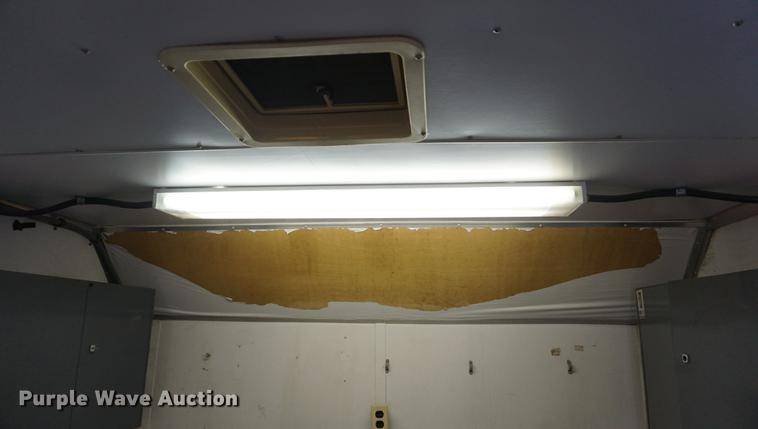 image for item DE3347 1998 Avenger VW824TAE5200 enclosed cargo trailer