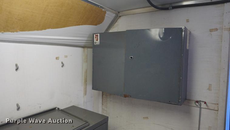 image for item DE3347 1998 Avenger VW824TAE5200 enclosed cargo trailer