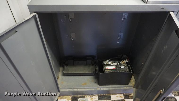 image for item DE3347 1998 Avenger VW824TAE5200 enclosed cargo trailer