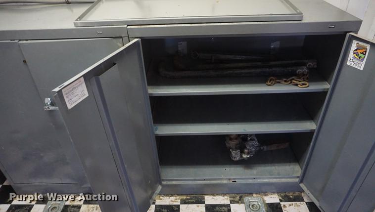 image for item DE3347 1998 Avenger VW824TAE5200 enclosed cargo trailer