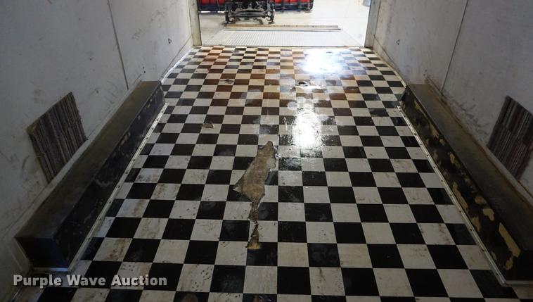 image for item DE3347 1998 Avenger VW824TAE5200 enclosed cargo trailer