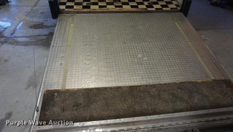 image for item DE3347 1998 Avenger VW824TAE5200 enclosed cargo trailer