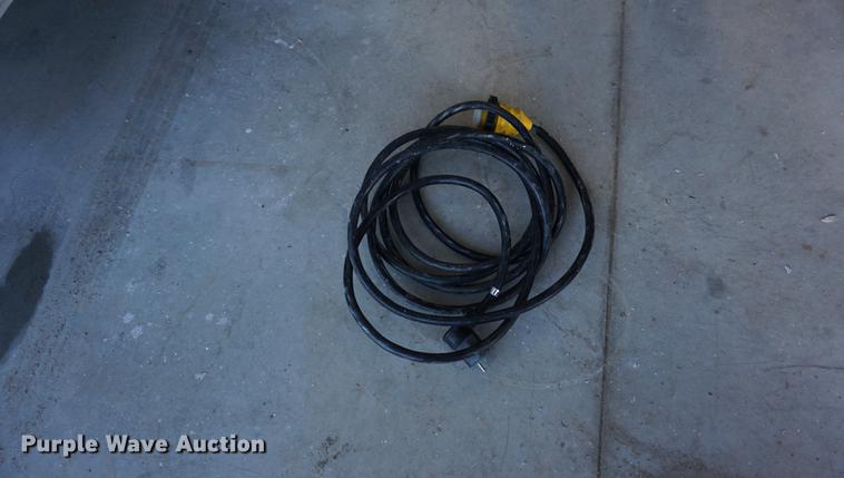 image for item DE3347 1998 Avenger VW824TAE5200 enclosed cargo trailer