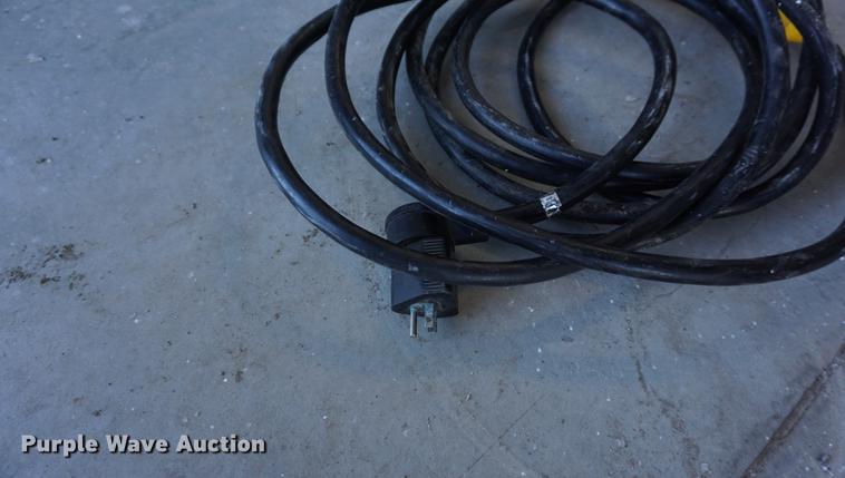 image for item DE3347 1998 Avenger VW824TAE5200 enclosed cargo trailer