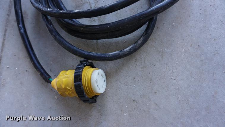 image for item DE3347 1998 Avenger VW824TAE5200 enclosed cargo trailer