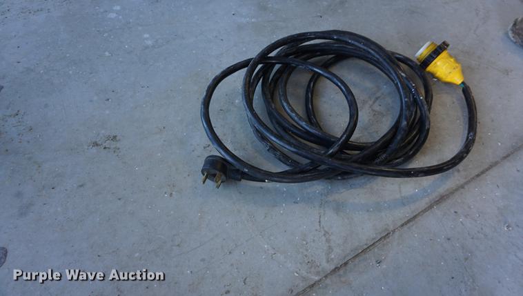 image for item DE3347 1998 Avenger VW824TAE5200 enclosed cargo trailer