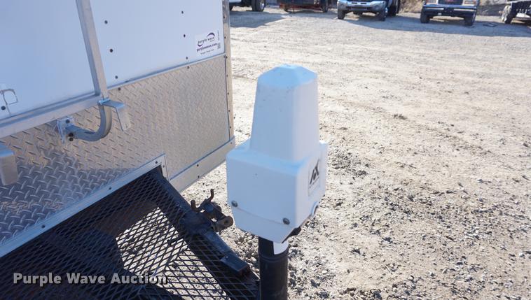 image for item DE3347 1998 Avenger VW824TAE5200 enclosed cargo trailer