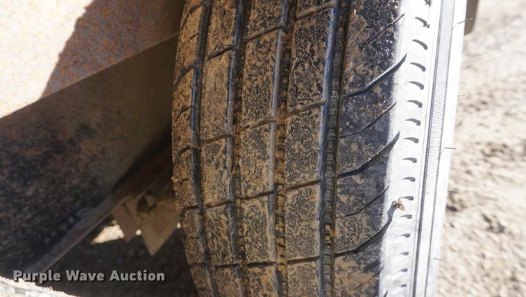 image for item DE3347 1998 Avenger VW824TAE5200 enclosed cargo trailer