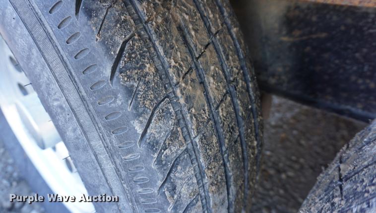 image for item DE3347 1998 Avenger VW824TAE5200 enclosed cargo trailer