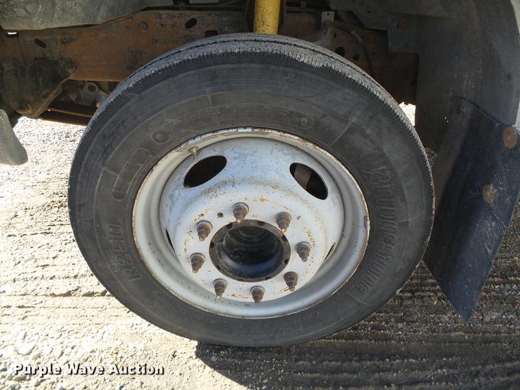 image for item DF2896 1999 Ford F450 Super Duty flatbed truck