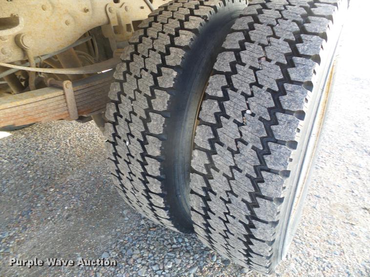 image for item DF2896 1999 Ford F450 Super Duty flatbed truck