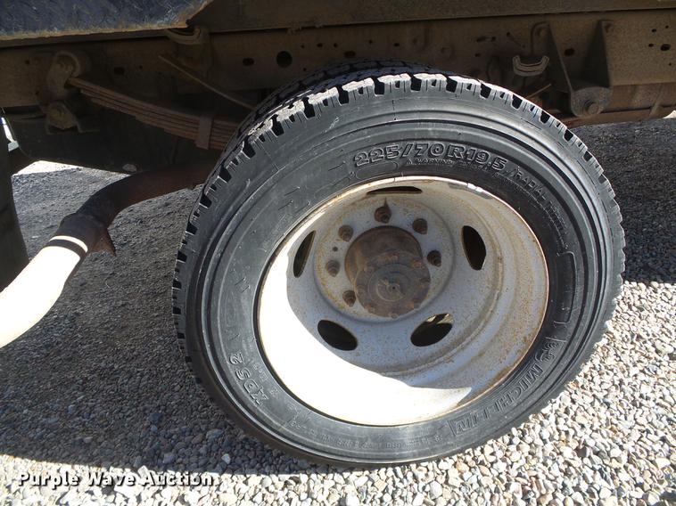 image for item DF2896 1999 Ford F450 Super Duty flatbed truck