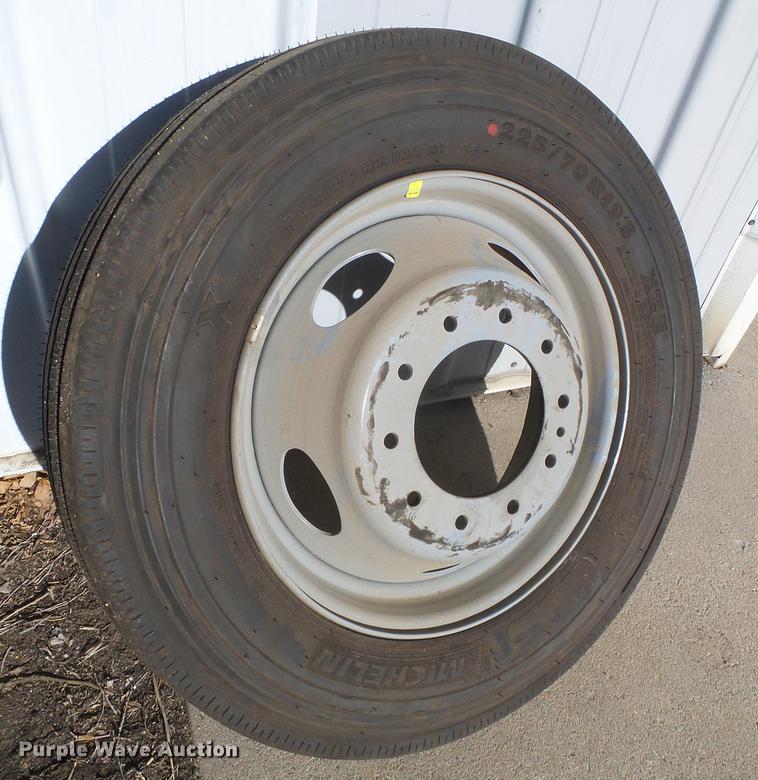 image for item DF2896 1999 Ford F450 Super Duty flatbed truck