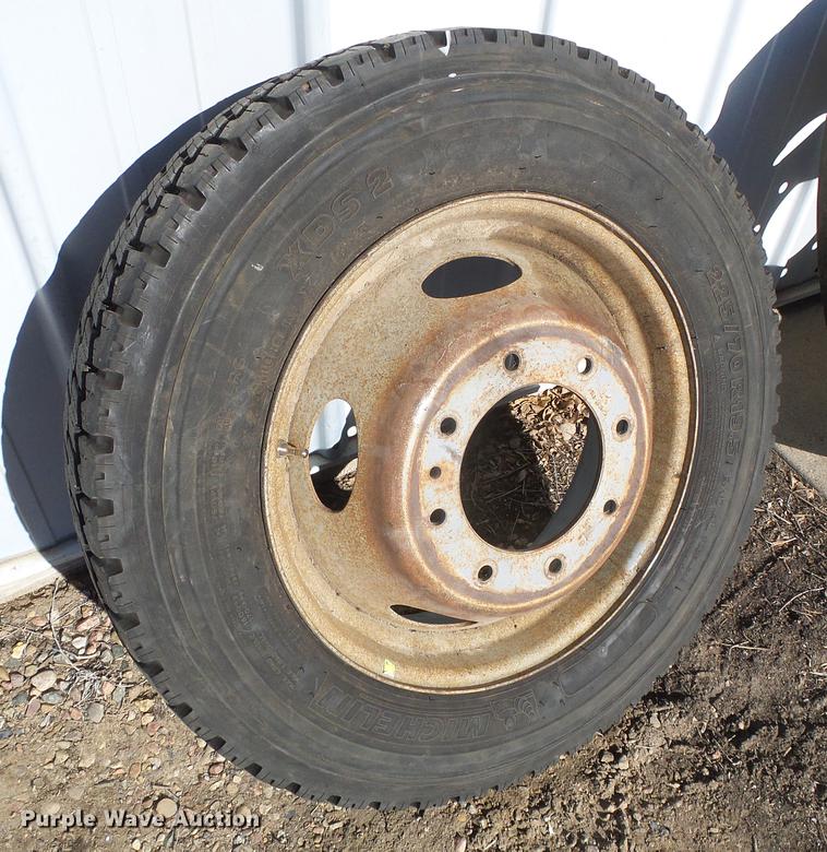 image for item DF2896 1999 Ford F450 Super Duty flatbed truck