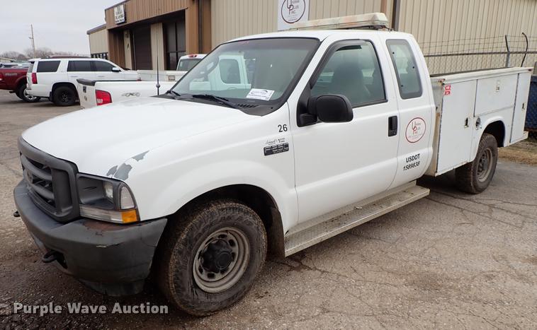 image for item DF8672 2003 Ford F250 Super Duty SuperCab utility bed pickup truck