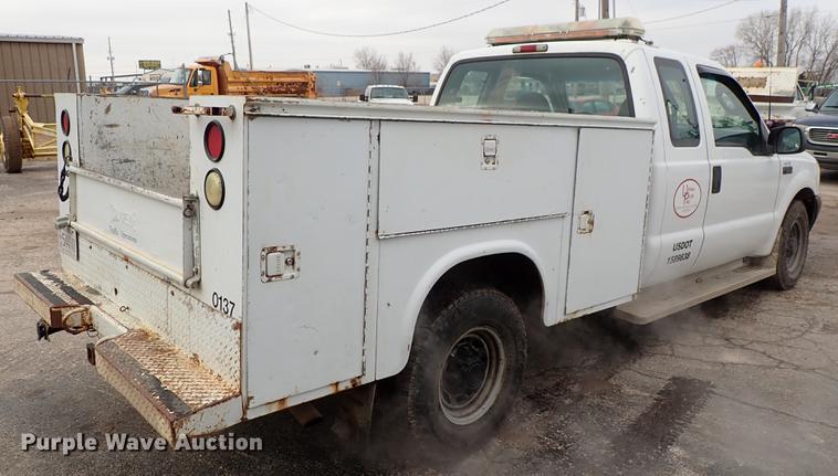 image for item DF8672 2003 Ford F250 Super Duty SuperCab utility bed pickup truck