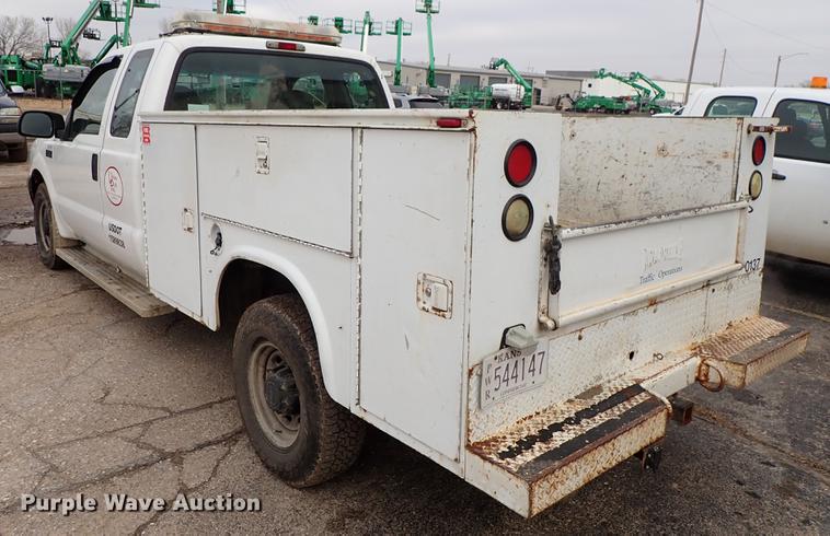 image for item DF8672 2003 Ford F250 Super Duty SuperCab utility bed pickup truck