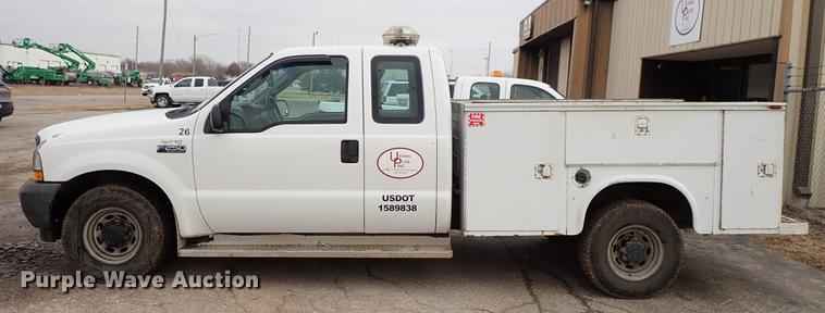 image for item DF8672 2003 Ford F250 Super Duty SuperCab utility bed pickup truck