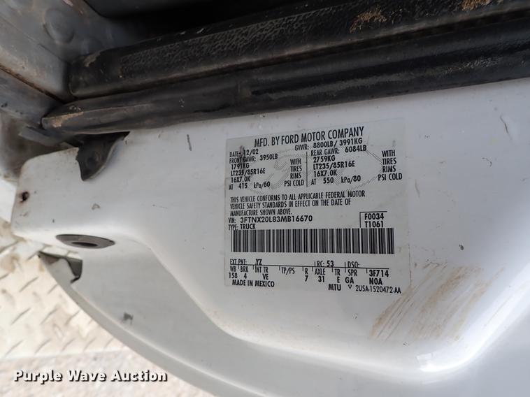 image for item DF8672 2003 Ford F250 Super Duty SuperCab utility bed pickup truck