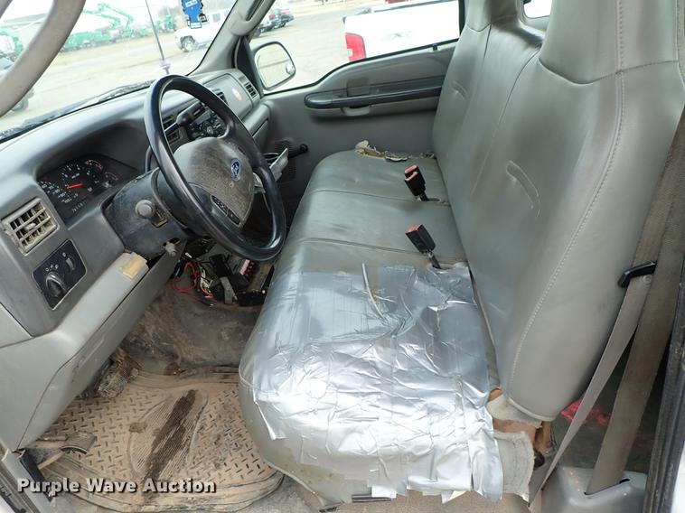 image for item DF8672 2003 Ford F250 Super Duty SuperCab utility bed pickup truck