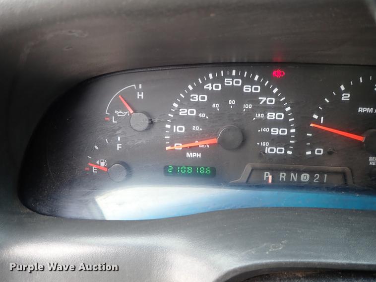 image for item DF8672 2003 Ford F250 Super Duty SuperCab utility bed pickup truck