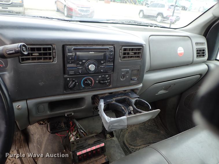 image for item DF8672 2003 Ford F250 Super Duty SuperCab utility bed pickup truck