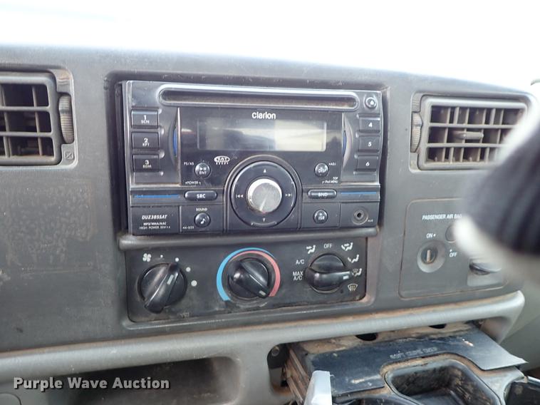 image for item DF8672 2003 Ford F250 Super Duty SuperCab utility bed pickup truck