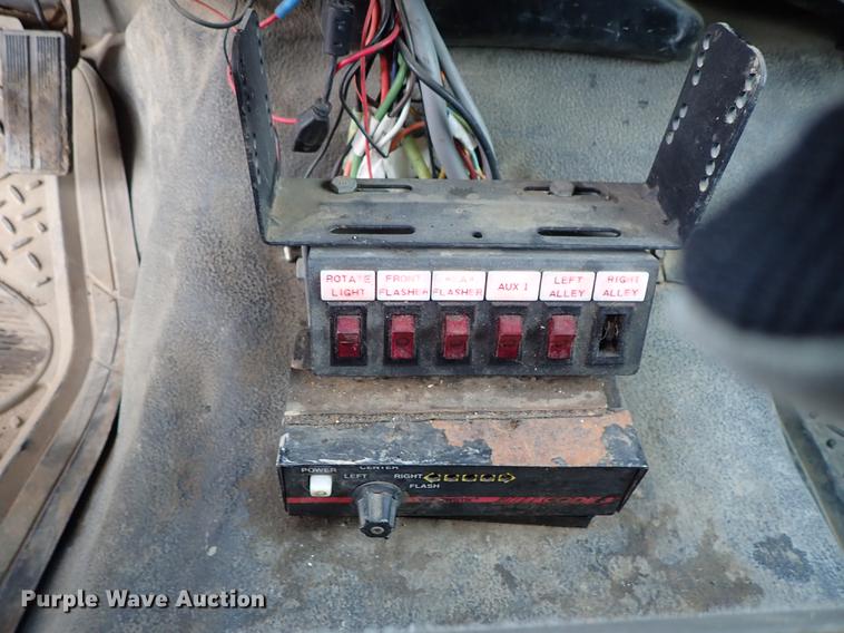 image for item DF8672 2003 Ford F250 Super Duty SuperCab utility bed pickup truck