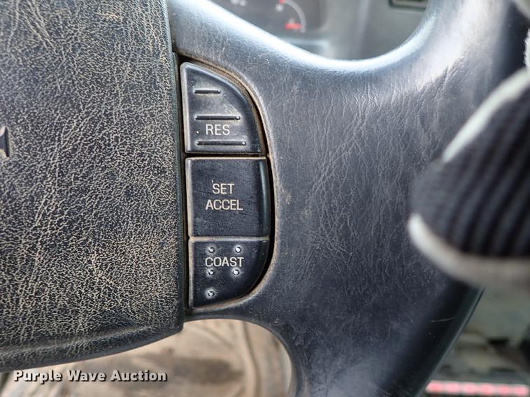 image for item DF8672 2003 Ford F250 Super Duty SuperCab utility bed pickup truck