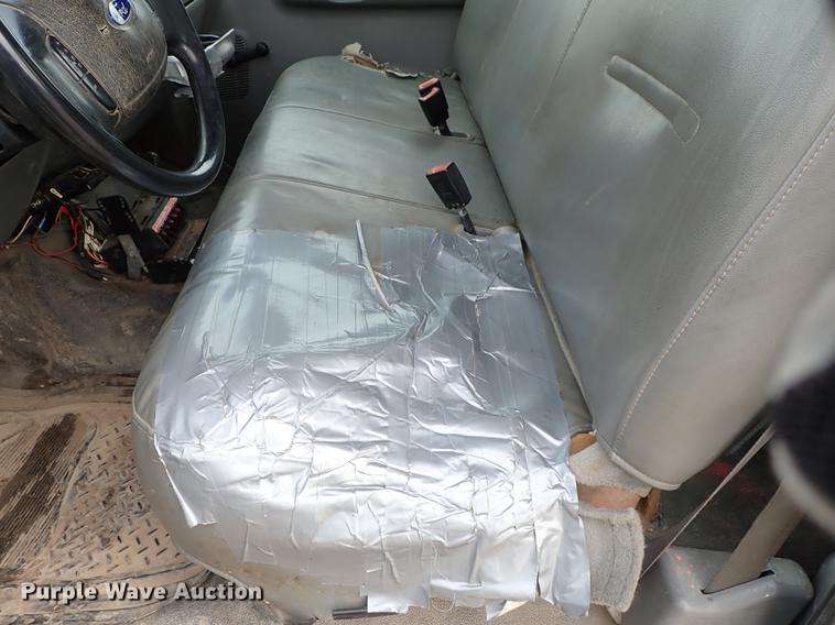 image for item DF8672 2003 Ford F250 Super Duty SuperCab utility bed pickup truck