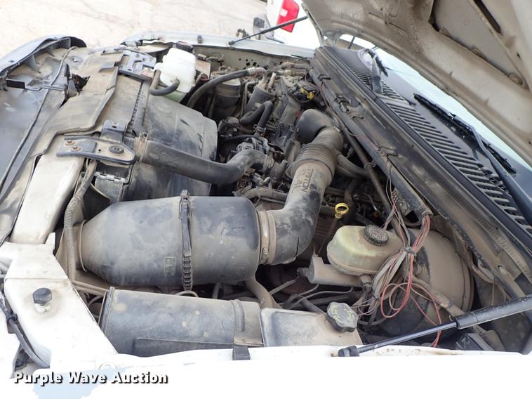 image for item DF8672 2003 Ford F250 Super Duty SuperCab utility bed pickup truck