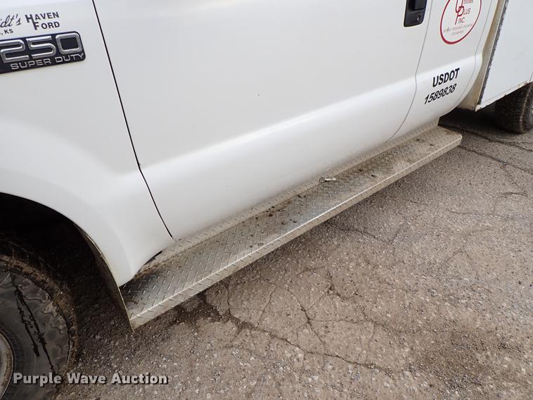 image for item DF8672 2003 Ford F250 Super Duty SuperCab utility bed pickup truck