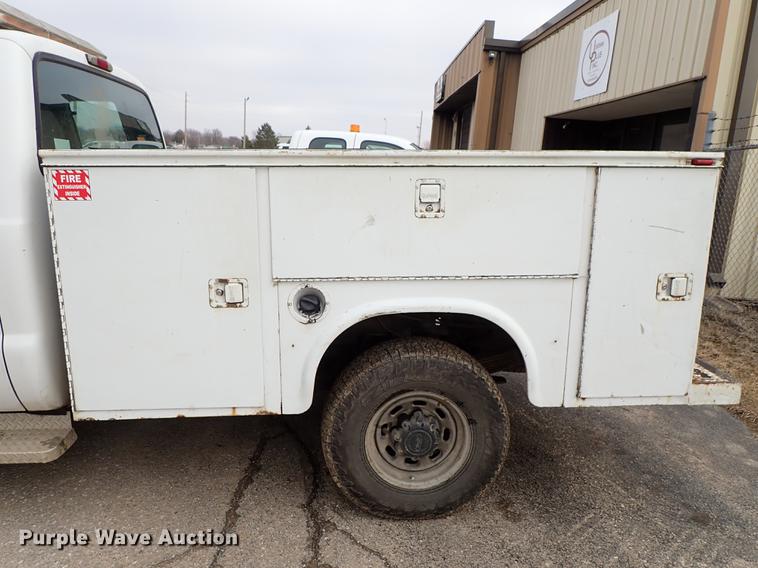 image for item DF8672 2003 Ford F250 Super Duty SuperCab utility bed pickup truck