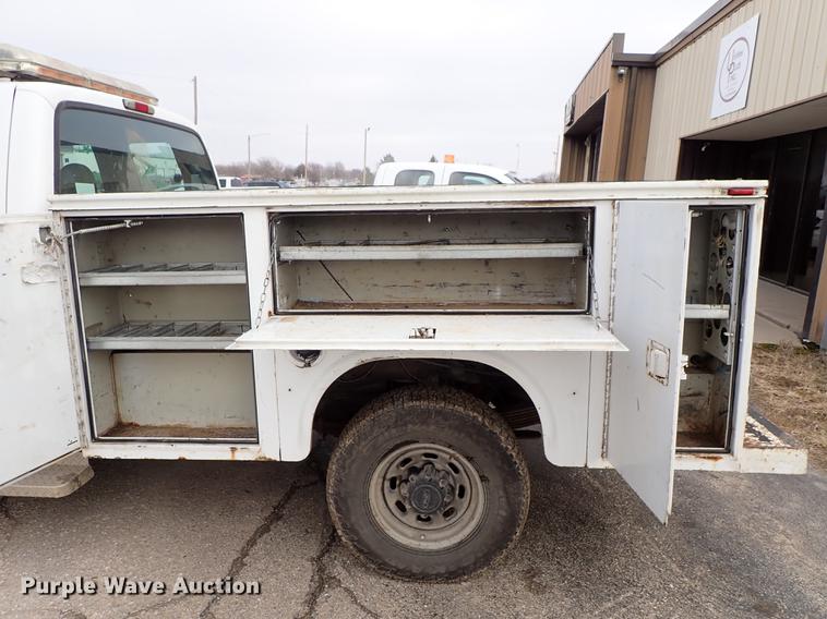 image for item DF8672 2003 Ford F250 Super Duty SuperCab utility bed pickup truck