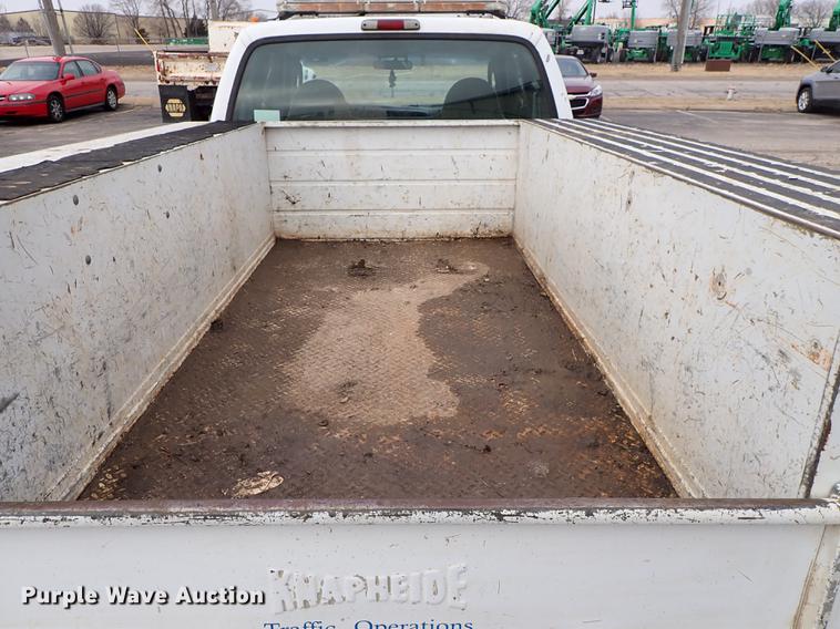 image for item DF8672 2003 Ford F250 Super Duty SuperCab utility bed pickup truck